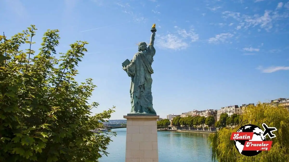 estatua libertad paris
