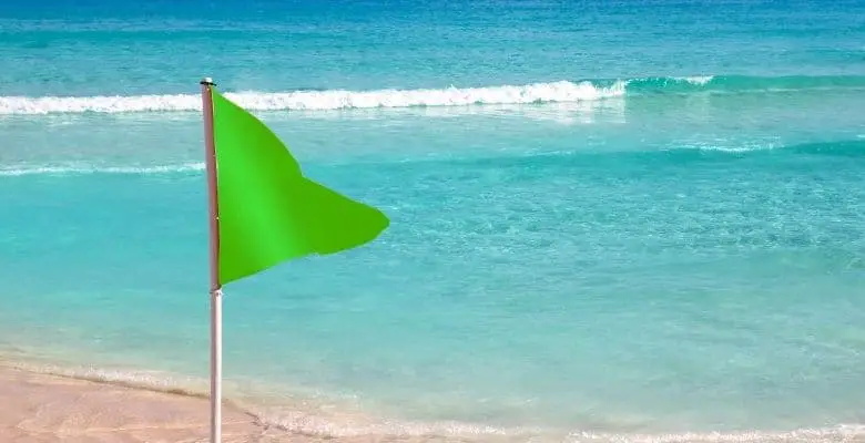 significado bandera verde playa